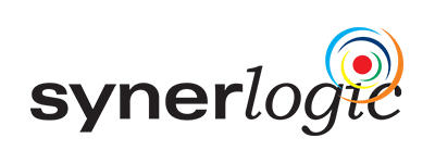 Synerlogic logo in zwarte letters met een witte achtergrond