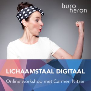 Lichaamstaal workshop met Carmen Nitzer die haar spierbal spant