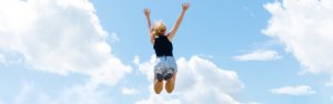 Veerkracht: springende vrouw in de lucht