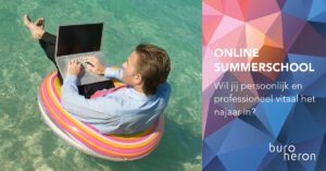 Header online zomerfestival met man in zwemband in het water