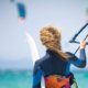 Vrouw aan het kitesurfen